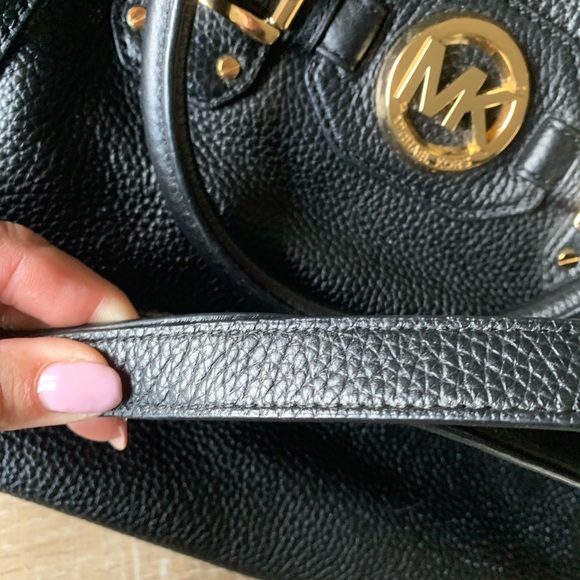 Michael Kors Hudson Black Pebbled Leather Shoulder Bag Purse EXCELLENT - Picture 5 of 16